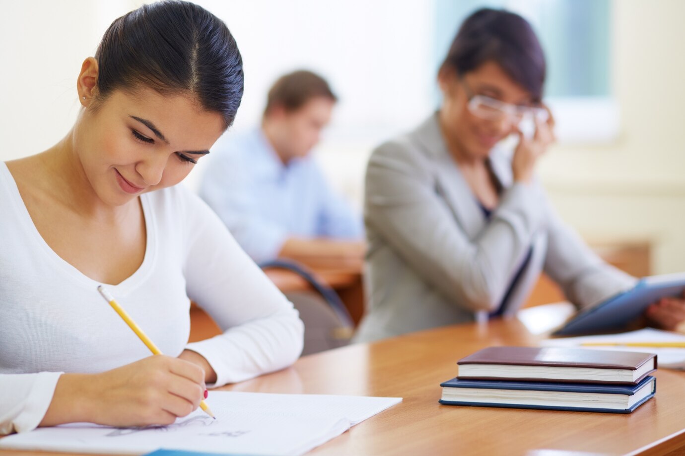 concentrated-student-drawing_1098-2440